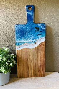 Tabla de cortar de madera personalizada en combinación con resina epoxi, tabla de cortar de madera de Olivo de acacia, plato de pizza con asa - Product Image 5