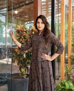 Especial de verano Nuevo lanzamiento Ropa de rutina diaria Reyon algodón Bolsillo lateral Adjuntar estilo moderno Fancy Kurti Set a precio mayorista - Product Image 4