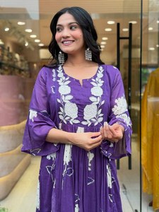 Moda de mujer Diwali & Holi Festive Special Deep Purple con bordado blanco y estampado Traje Salwar de tres piezas para mujer - Product Image 3