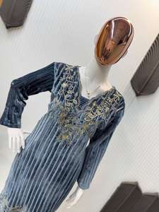 Traje de Salwar Kameez de terciopelo floreciente pesado para bodas y festivales indios y paquistaníes con hermoso vestido de trabajo bordado - Product Image 4