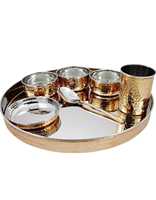 Ensemble de thali en cuivre artisanal moderne et écologique, avec incrustations dorées en acier inoxydable brillant, vaisselle compatible lave-vaisselle, style américain