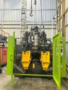 เครื่องเป่าขวด PET อัตโนมัติเต็มรูปแบบ ควบคุมด้วย PLC พร้อมมอเตอร์และปั๊มสำหรับการอัดรีดและขึ้นรูปขวดแบบยืด - Product Image 4