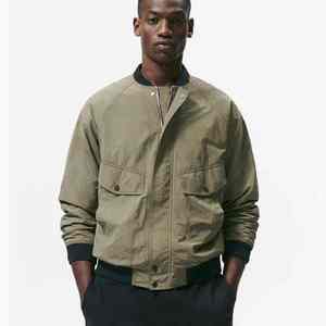 เสื้อแจ็คเก็ตเบสบอลบอมเบอร์ผู้ชายลายโลโก้แบบกำหนดเอง สไตล์วิทยาลัย เสื้อผ้าสตรีทแวร์ เสื้อคลุมกันหนาว - Product Image 6