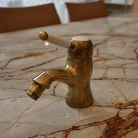 Mitigeur de bidet en laiton de style vintage avec bec pivotant et deux poignées en finition bronze antique fabriqué en Italie