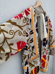 Chaqueta corta de invierno Suzani de terciopelo bohemio, chaqueta bordada, Chaqueta corta de invierno bordada, abrigo con cuello de bombardero bohemio - Product Image 4