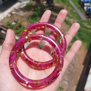 Brazalete de Resina Hecho a Mano por Exportador Indio, Ligero, Colorido y Moderno, Accesorio de Joyería Disponible para la Venta - Product Image 5