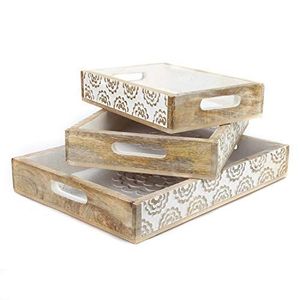 Ensemble de trois plateaux rectangulaires en bois de manguier blanc avec bordure florale sculptée, rustiques, empilables, décoratifs, pour servir, avec poignées - Product Image 1