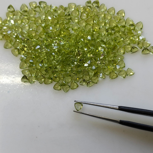 เพอริดอทธรรมชาติ 3 มม. ทรงทริลเลียนคัต คุณภาพดีที่สุด สำหรับทำเครื่องประดับ - Product Image 6