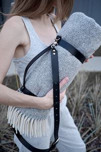 Couverture d'extérieur avec sangle en cuir pour le camping parfaite pour les pique-niques, les plages, ceinture de transport en cuir de qualité supérieure pour porte-couverture - Product Image 2