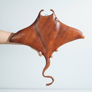 Animales de madera tallados a mano para la decoración del hogar, figura de Manta Ray de madera atractiva - Product Image 1