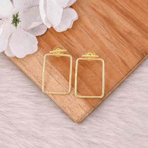 Boucles d'oreilles clous simples en laiton plaqué or de haute qualité, fabriquées à la main, boucles d'oreilles clous en laiton plaqué or de créateur, fabricant en gros - Product Image 2