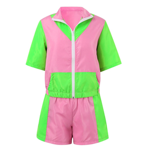 Chaqueta cortavientos de manga corta con cremallera completa en bloques de color verde neón y rosa y pantalones cortos a juego de cintura alta, conjunto deportivo para mujer - Product Image 1