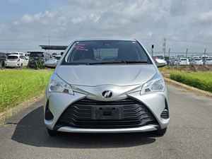 TOYOTA VITZ 2019, 5 PLAZAS, AUTOMÁTICO, HATCHBACK, SEDÁN - Product Image 1