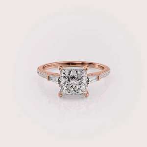 Anillo Solitario con Diamante Cultivado en Laboratorio, Corte Princesa, Oro Rosa de 18 Quilates, Banda Pavé, Engaste Catedral - Product Image 1