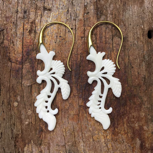 Pendientes de hueso de búfalo sostenibles hechos a mano, joyería elegante de inspiración tribal para ocasiones de fiesta - Product Image 1