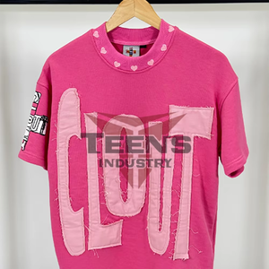 Camiseta de calle Rosa en negrita con diseño de parche grande 'CLOUT' Declaración de moda con detalles de corazón y manga gráfica - Product Image 1
