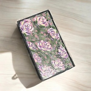 กล่องเครื่องประดับโลหะทรงสี่เหลี่ยมลายดอกไม้ที่ออกแบบโดยดีไซเนอร์เคสเก็บของมีสไตล์เหมาะสำหรับการเดินทางบรรจุภัณฑ์ของขวัญหรือตกแต่งบ้านจากอินเดีย - Product Image 5