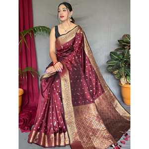 Glamoroso Sari de Seda Tejida con Zari Color Granate con Blusa para Bodas - Product Image 4