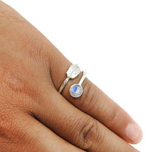 Bagues artisanales en argent sterling 925 avec pierre précieuse semi-précieuse en pierre de lune arc-en-ciel en coupe ronde, jolies bagues de fiançailles bohèmes - Product Image 6