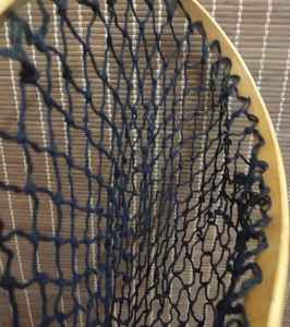 Filet à main en bois de haute qualité pour la pêche à la mouche et la libération de la truite avec un long crochet de suspension élastique profond - Product Image 3