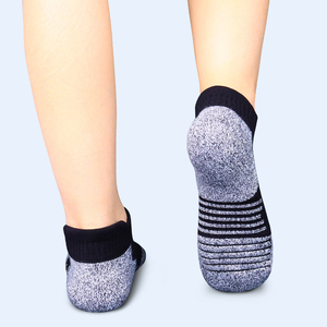 Chaussettes de sport pour hommes en coton avec logo personnalisé, antidérapantes, tendance, impression numérique régulière, séchage rapide et respirantes, fond en tissu éponge - Product Image 4