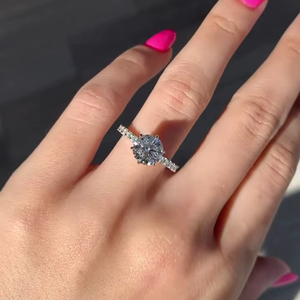 Anillo de Compromiso con Halo Oculto de Moissanita de Corte Redondo de 8 mm, Banda Pavé, Chapado en Oro Blanco, Plata de Ley 925, Joyería Fina al por Mayor - Product Image 5