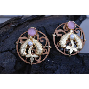 Joyería de madera chapada en oro, treanding hecho a mano, aretes étnicos de piedra de madera de Latón chapado en oro para niñas y mujeres - Product Image 3