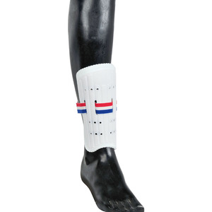 Protège-tibias en plastique blanc avec fermeture auto-agrippante pour la protection sportive des adultes, design léger - Product Image 1