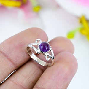 Bague ovale en améthyste, design abstrait en argent |   Bague en pierre précieuse violette, bijoux artistiques minimalistes pour femmes, cadeau - Product Image 1