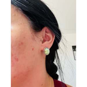 Pendientes de Plata de Ley con Turquesa de la Montaña Sonora Hechos por Navajo, con Engaste de Bisel y Poste - Product Image 2