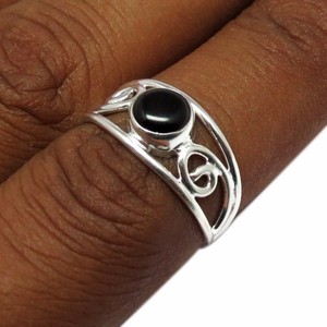Anillos de Plata de Ley con Bisel de Piedra de Ónix Negro en Forma Redonda, Estilo Bohemia Cristiana, de Shri Ashapura Jewels - Product Image 3