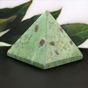 Pirámide de Fuchsite Rubí Feng Shui para Trabajo de Reiki, Corrección Vastu y Grid Work - Product Image 1