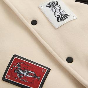 Fabricante de Chaquetas Universitarias para Hombre, Ofrece Opciones Personalizadas, Bordado Elegante, Calidad Premium de Lona, Capucha Frontal - Product Image 2