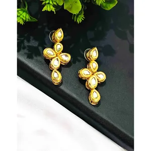 Ensemble de collier à deux couches avec motif floral Kundan et Meenakari, orné de perles et de diamants, idéal pour les mariages, les fêtes ou comme cadeau, fabriqué en alliage de laiton fin. - Product Image 3