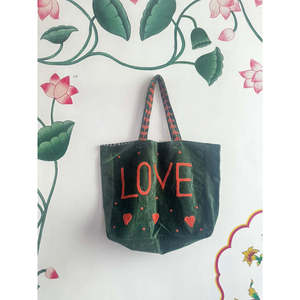 Sac fourre-tout léger en velours vert uni avec motif d'amour brodé, style bohème, ouverture supérieure, idéal pour le shopping toutes saisons - Product Image 1