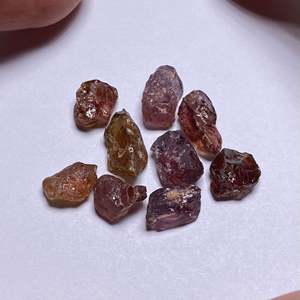 Saphir Umba naturel de Tanzanie, pierre précieuse en vrac, taille triligne et ovale, grenat jaune et rouge, pierre facettée - Product Image 2