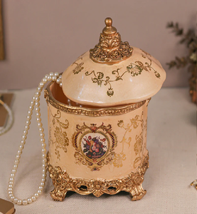 Boîte à souvenirs octogonale en laiton avec des têtes de cheval sur le couvercle et des pieds en cabriole sculptés, disponible à prix de gros. - Product Image 5