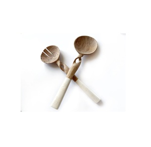 Cuchara de servir de madera para Hotel en casa 100% Cuchara de madera de acacia de alta calidad Mango de resina Fabricante hecho a mano Pulido brillante - Product Image 1