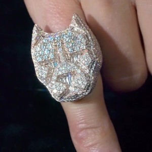 แหวนเพชรโมอิสซาไนต์ทรงบาแกตต์ชุบทองคำขาว 14k ประดับเพชรแบบ Iced Out ได้รับการรับรองจาก IGI ระดับ VVS สำหรับงานปาร์ตี้ แหวนหรูสำหรับผู้ชาย - Product Image 6