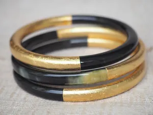 Brazaletes y pulseras de cuerno natural de alta calidad en varios tamaños, ligeros, duraderos y diseñados para uso informal, formal o festivo - Product Image 4