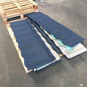 Tuiles de toiture en acier revêtu de <span class=keywords><strong>pierre</strong></span> bicolore rouge à prix de gros pour les projets de logement au Kenya – Tuiles de toiture métalliques durables en Galvalume - Product Image 1