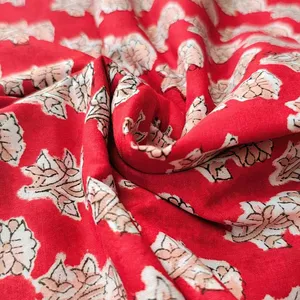 Tissu en voile de coton imprimé à la main Sanganeri, écologique, motif floral rouge, pour ameublement - Product Image 3