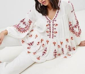 Tops bordados de diseño elegante para mujer con hueco en el centro del frente - Product Image 4