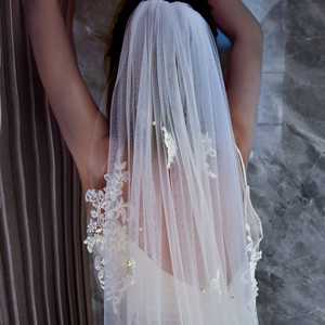 Peigne à cheveux Bridella M33-W en dentelle et tulle ivoire, confortable et sécurisé, décoration de cheveux élégante pour mariages, bals et événements formels - Product Image 1