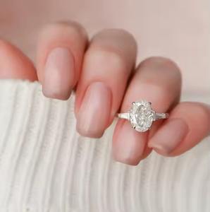 Anillo de compromiso de oro macizo de 14 quilates de tres piedras para mujer, joyería de boda romántica, Baguette ovalada y atrapada, aniversario cultivado en laboratorio - Product Image 2