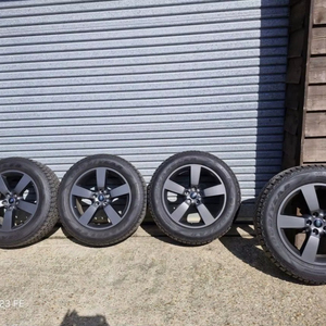 Ahora en venta: Juego de 4 llantas y neumáticos de aleación para Land Rover Defender. - Product Image 1