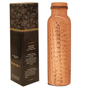 Bouteille en cuivre au design martelé simple Meilleur coffret cadeau occasionnel Accessoires en cuivre Motif personnalisé disponible à la vente - Product Image 2