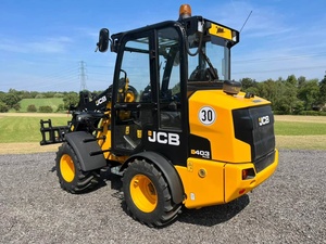 Chargeur sur pneus agricole JCB 403 Plus haute puissance, capacité de 2 tonnes, chargeur frontal à direction à glissement avec cabine climatisée - Product Image 5