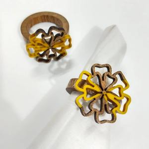 Rond de serviette élégant en bois avec fleurs Décor de table rustique Parfait pour les mariages, les fêtes à la maison et les paramètres de table inspirés de la nature - Product Image 3