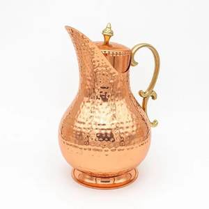 Jolie carafe à eau en cuivre martelé avec poignée en laiton pour la cuisine et la vaisselle, fournitures hôtelières - Product Image 1